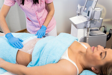 Obraz na płótnie Canvas Beautician therapist applying cryolipolysis treatment in beauty salon.
