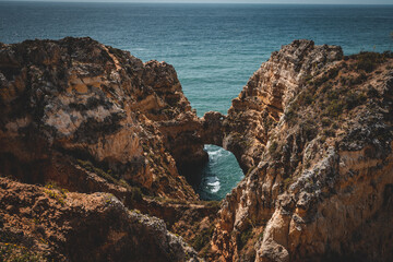 Küstenlandschaft mit Felsen und Meer	