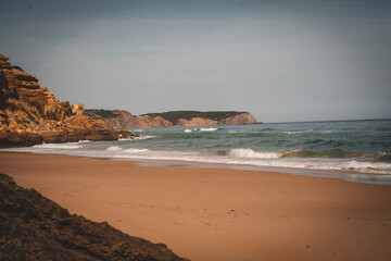 Küstenlandschaft mit Felsen und Meer	