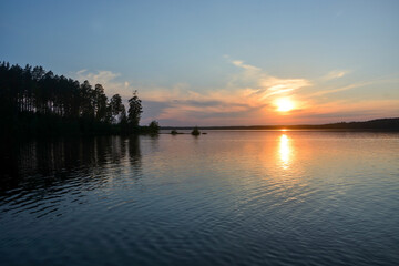 Obraz premium Sunset on the forest lake 