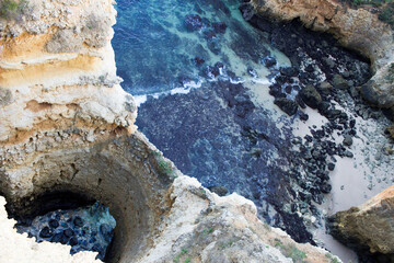 Formações Rochosas da praia de Algarve em Portugal