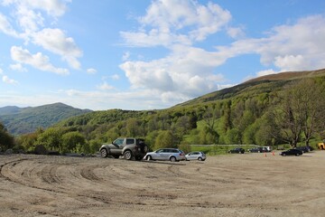 Bieszczady, widok na pasmo górskie z parkingu, Polska, maj 2020 rok © Mariusz