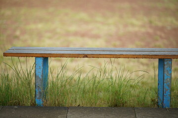 Pause auf einem leeren Sportplatz mit Bänken und rotem Sand