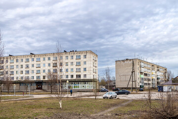Obraz premium OLONETS, Karelia RUSSIA - May 09, 2022: View of the five-story block houses of the Khrushchev period. Central library of the city.