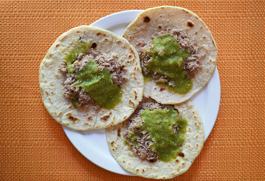 Tortillas con carne picada y salsa verde. Comida tipica Gautemalteca. Vista superior.
