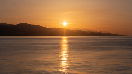 Fototapeta premium Sonnenaufgang vor der andalusischen Küste Nähe Malaga zur goldenen Stunde