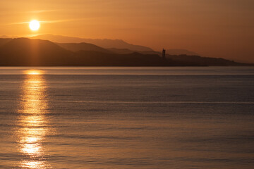 Sonnenaufgang, goldene Stunde vor der Küste Malagas in Spanien