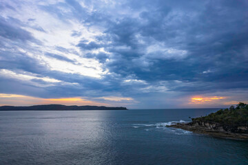 Obraz premium Cloudy sunrise seascape as a storm moves on