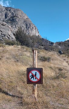 Cartel de prohibido orinar y defecar en el parque 