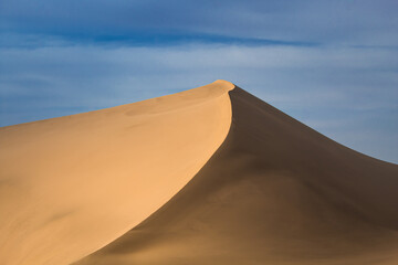 Fototapeta na wymiar Huge dune of the Gobi desert during the sunset in Dunhuang, Gansu, China