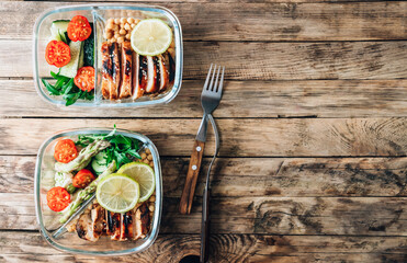 Healthy lunch box with chicken, chickpeas and vegetables.