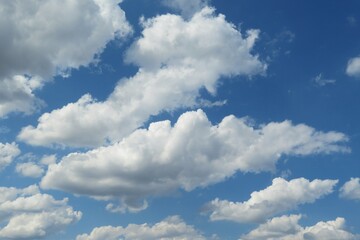 Obraz premium Beautiful white fluffy clouds in blue sky background