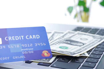 クレジットカードと紙幣とパソコン