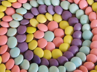 Decoración con Confites, torta , colores , en circulo , cumpleaños, fiesta , preparación, pastelería , dulce , alegre , celeste , amarillo ,   