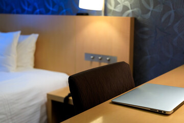 ホテルの机に置いたノートパソコン