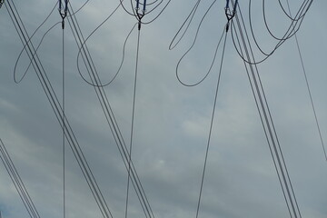 Elektrizität wird durch Kabel und Seile geleitet und transportiert, Hochspannung in einer...