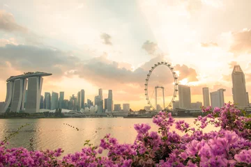 Store enrouleur Helix Bridge attractions touristiques dans le parc de la ville de Singapour, image de concept d& 39 affaires en Asie, bâtiment panoramique de paysage urbain moderne à Singapour.