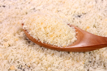 スプーンに盛ったパン粉