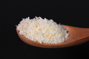 スプーンに盛ったパン粉