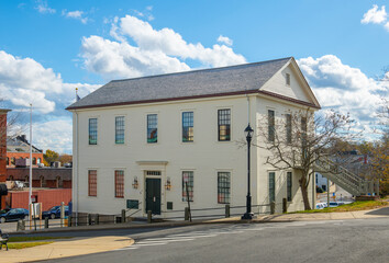 Plymouth historic courthouse was built in 1749 at 1 Town Square in historic town center of Plymouth, Massachusetts MA, USA.  - obrazy, fototapety, plakaty