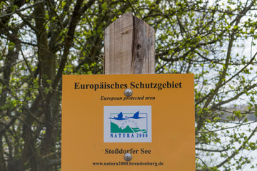 Ein Schild mit der Aufschrift Europäisches Schutzgebiet