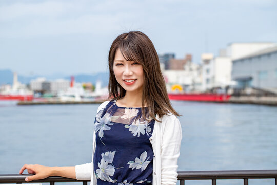 海岸で笑顔の女性　ポートレート