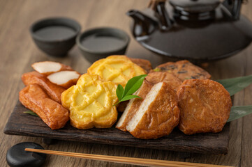 皿に盛られた薩摩揚げ