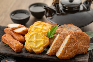 皿に盛られた薩摩揚げ