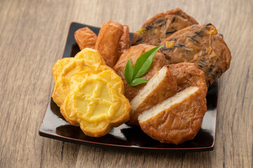 皿に盛られた薩摩揚げ
