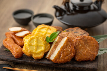皿に盛られた薩摩揚げ