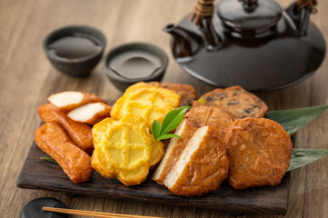 皿に盛られた薩摩揚げ