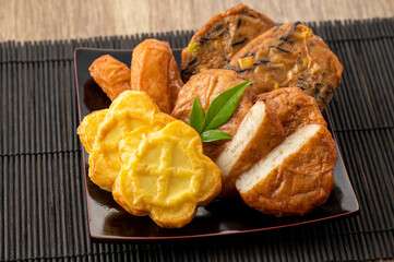 皿に盛られた薩摩揚げ