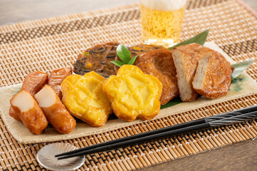 皿に盛られた薩摩揚げ