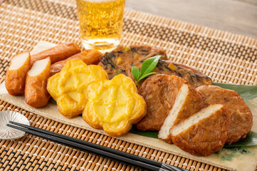 皿に盛られた薩摩揚げ