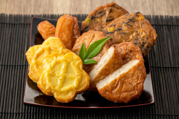 皿に盛られた薩摩揚げ