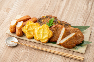 皿に盛られた薩摩揚げ