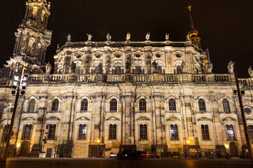 Die Fassade der Hofkirche in Dresden bei Nacht mit k&uuml;nstlicher Beleuchtung