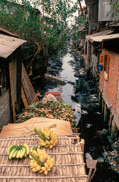 Eingescanntes Diapositiv einer historischen Farbaufnahme des Elendsviertels in der Altstadt von Saigon, Ho-Chi-Ming-Stadt, S&uuml;dvietnam