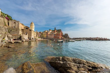 Gardinen Port and beach of the ancient Vernazza village crowded with tourists on a hot and sunny summer day. Cinque Terre, National park in Liguria, La Spezia, Italy, Europe. UNESCO world heritage site. © Alberto Masnovo