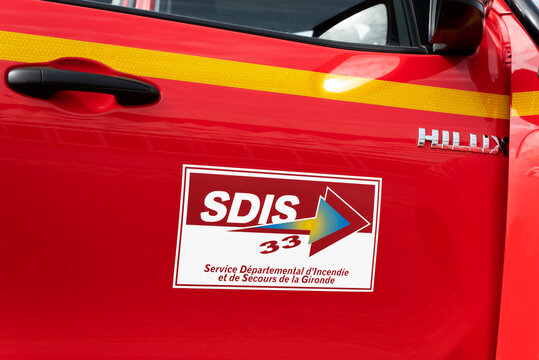 Gros plan sur un v&eacute;hicule de pompiers Toyota Hilux &agrave; Bordeaux, France