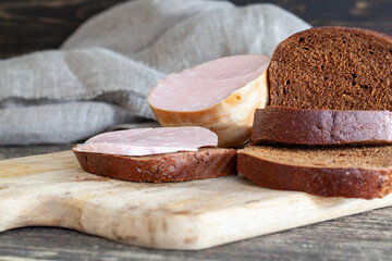 sandwiches of black rye bread and sausage with lard