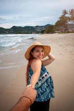 areja disfrutando de la playa. Mujer llevando a hombre, en Koh Samui, Chaweng Beach