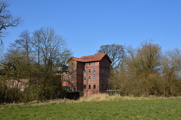 Historische Wasser Mühle im Frühling am Fluss Böhme in der Stadt Walsrode, Niedersachsen