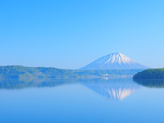 Fototapeta na wymiar 北海道の絶景 洞爺湖と羊蹄山リフレクション