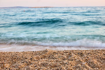 Brandung und Steine an der Küste