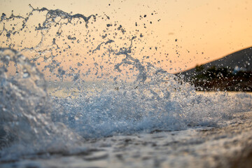 Kroatiens Küste - Abendstimmung an der Adria und Brandung