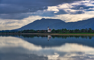 Forggensee mit Pfarrkirche 