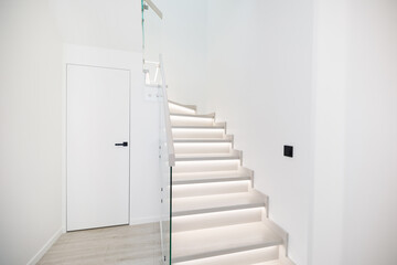 Illuminated wooden staircase in duplex apartment - 506600368