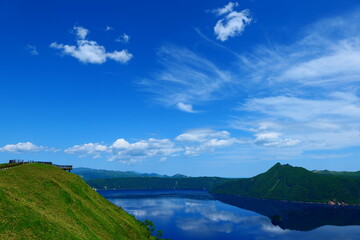 阿寒摩周国立公園。神秘の湖、摩周湖。弟子屈、北海道、日本。6月下旬。