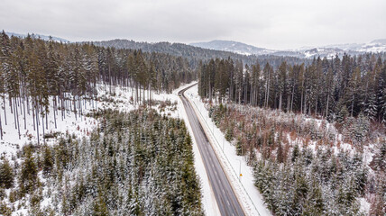 górska droga w zimowym krajobrazie © Piotr_Kardas